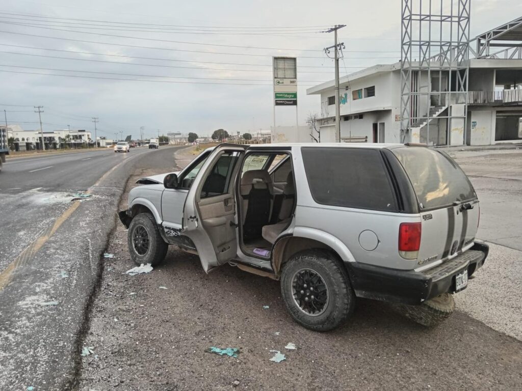 Conductor de una camioneta sufrió un fuerte accidente al impactarse contra un poste en la 45 Norte