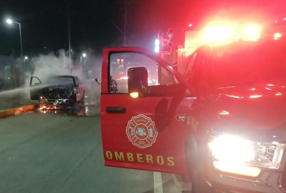 Camioneta se incendió a las afueras del Hospital Hidalgo