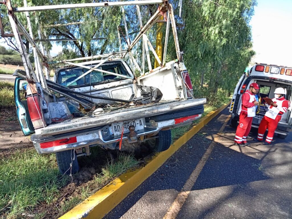 Conductor de una camioneta perdió el control y se terminó estrellando contra un par de objetos fijos