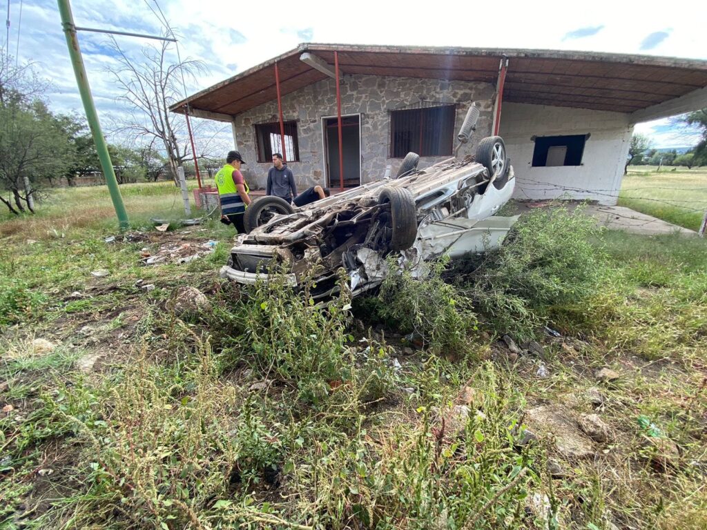 Automovilista se salvó de morir tras impresionante accidente en Rincón de Romos