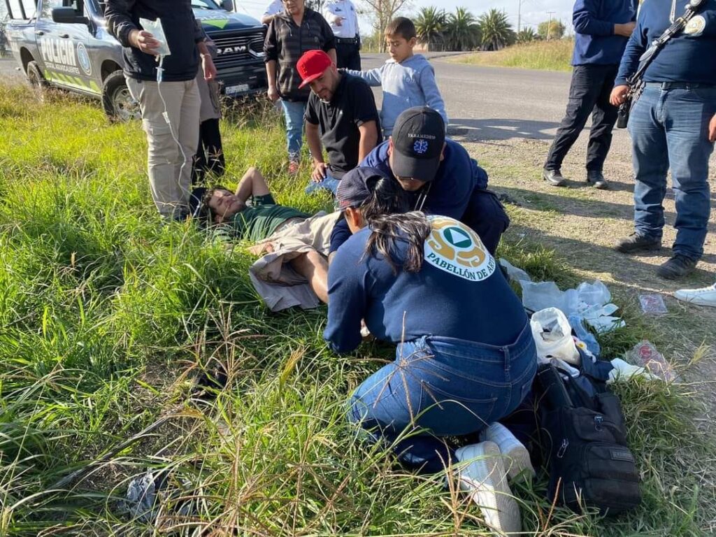 Lesionado repartidor de pizzas tras impresionante caída de su moto en Pabellón de Arteaga