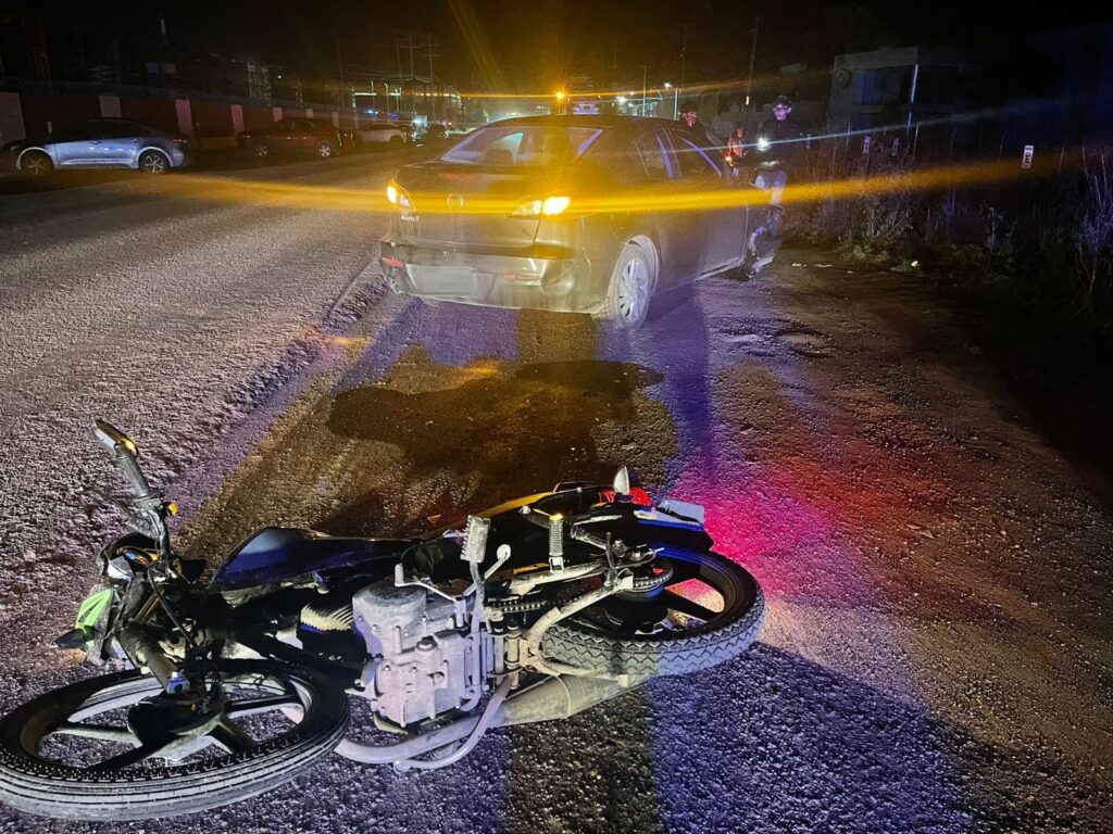 Desigual choque entre un auto y una moto en San Francisco de los Romo dejó grave a una joven