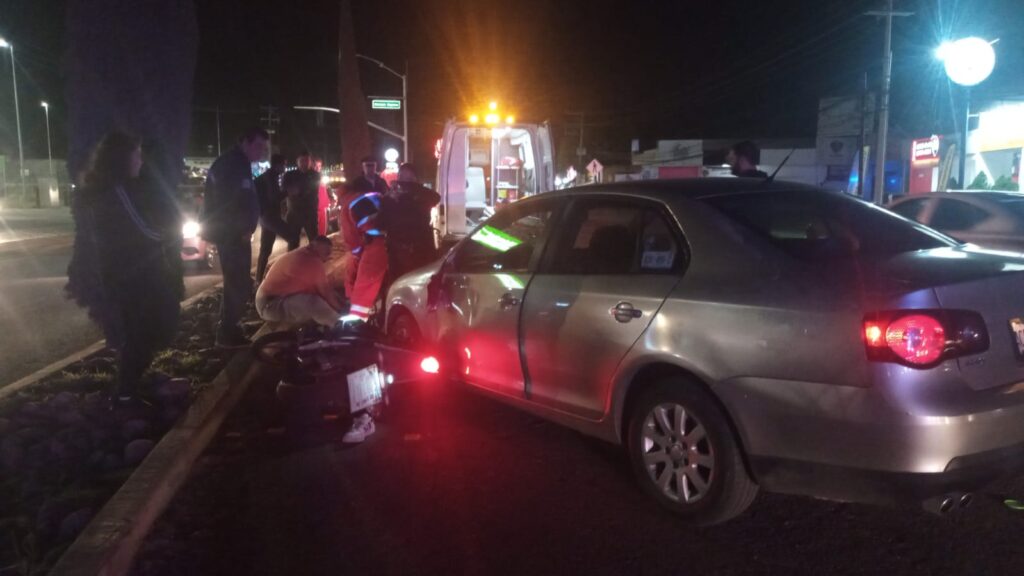 Desigual choque entre un auto y una moto en Canteras de San Agustín dejó dos lesionados