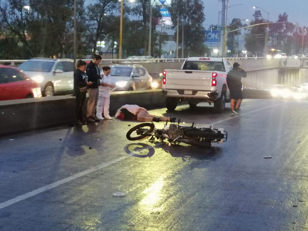 Espantosa muerte de un motociclista tras ser arrollado por dos camionetas en el boulevard a Zacatecas
