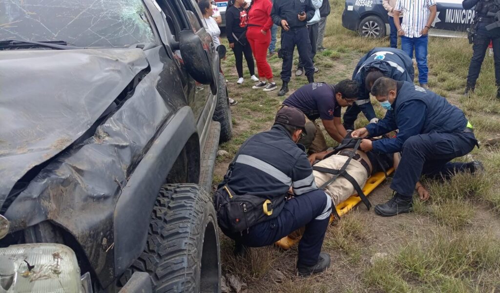 4 lesionados dejó la volcadura de una camioneta en Jesús María por el exceso de velocidad