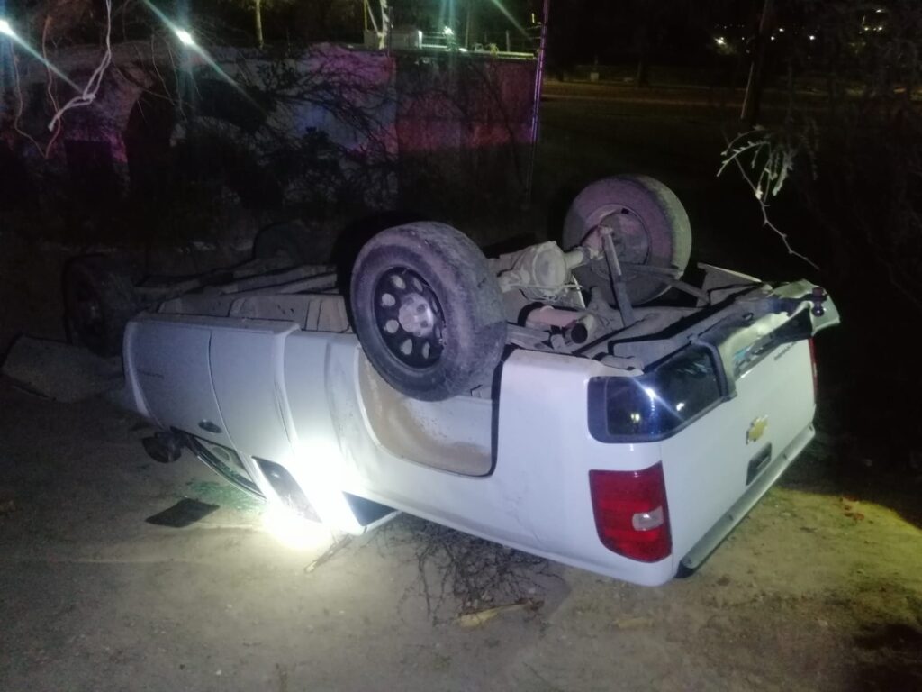 Conductor chocó su camioneta y la abandonó en un baldío