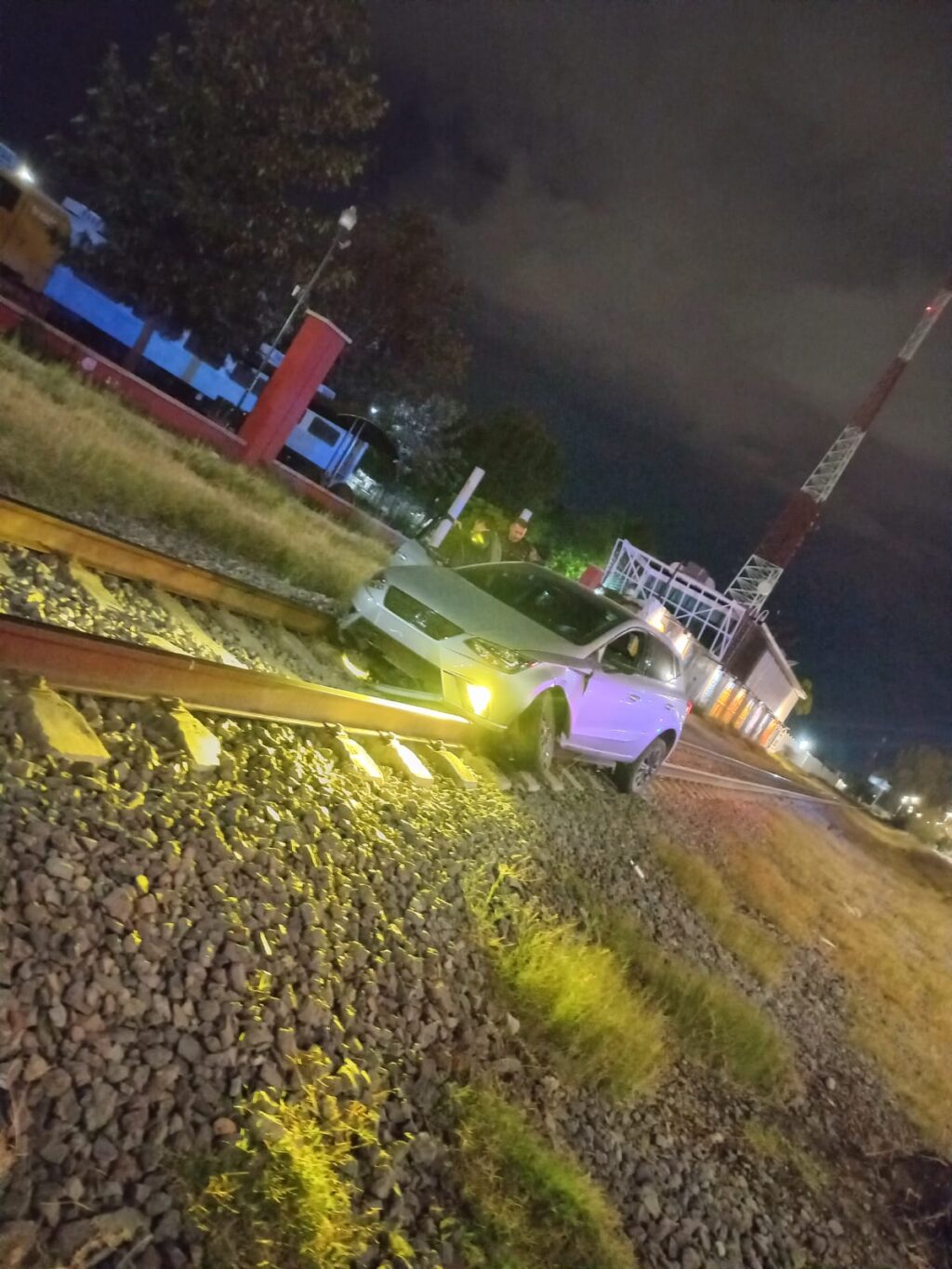 Ebrio conductor terminó en las vías del tren en Gómez Morín