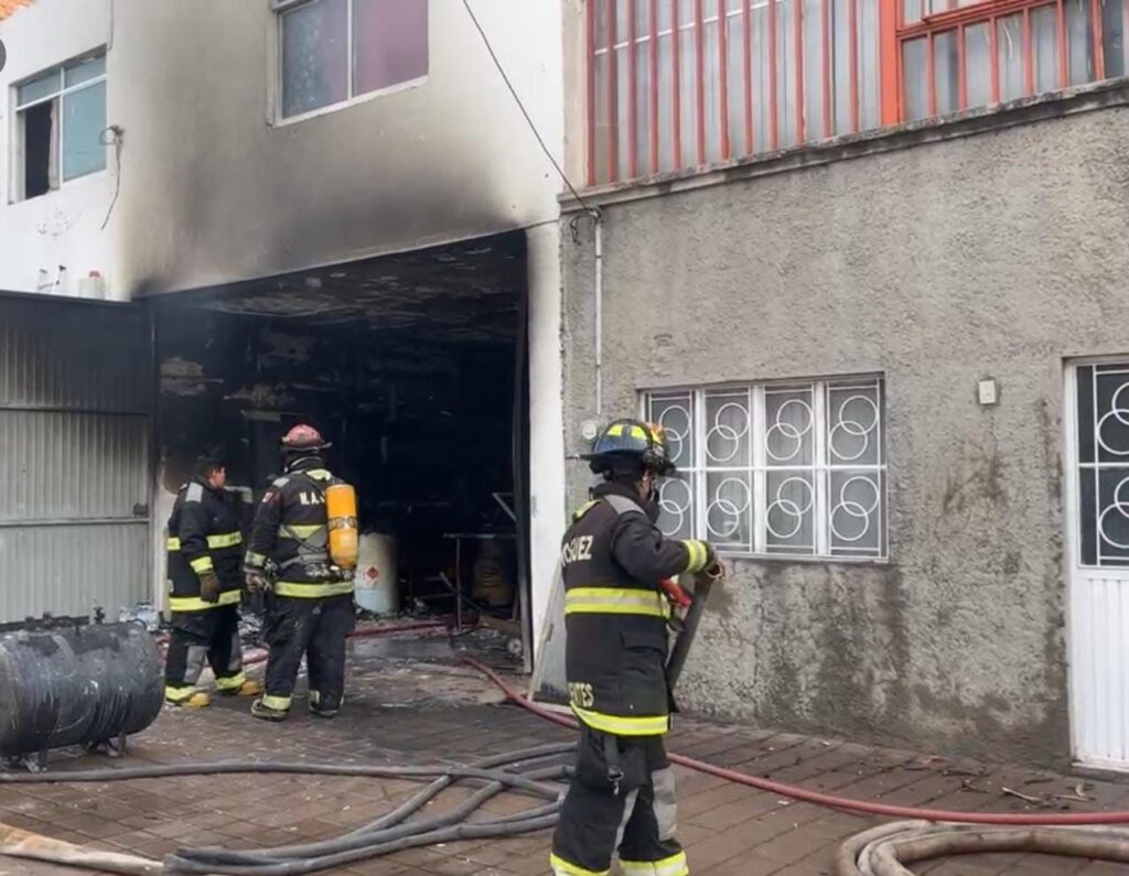 Joven resultó intoxicado tras incendio de un taller en la Gremial