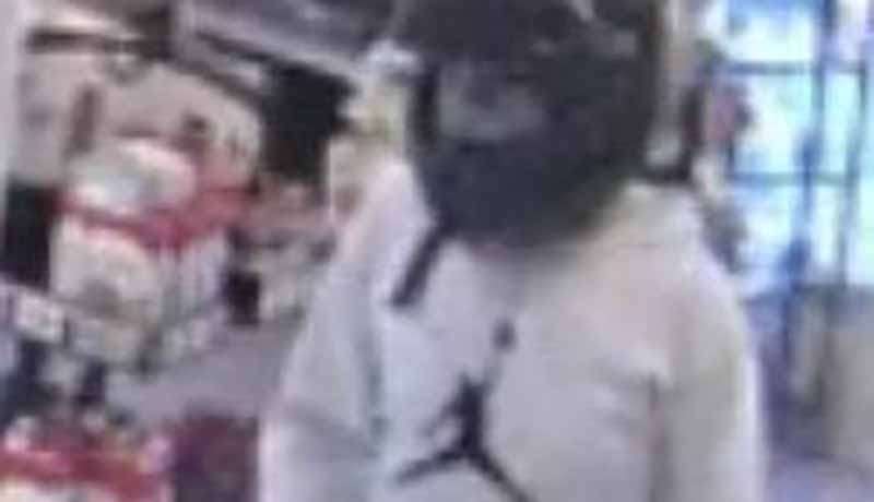 Pareja de asaltantes pegó en una tienda de conveniencia en la España