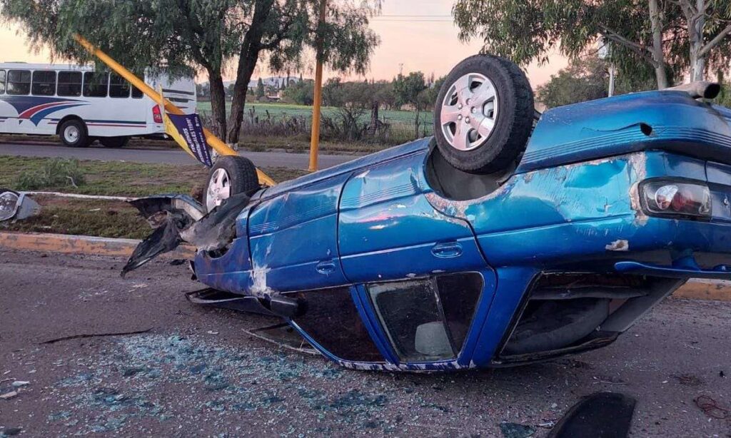 Conductor terminó volcándose tras impactarse contra un poste