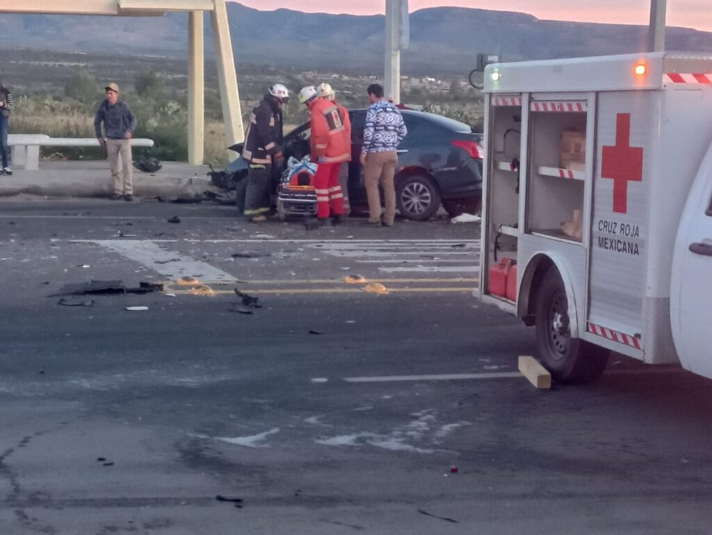 Fuerte choque entre dos autos en la carretera 70 Poniente dejó cinco personas lesionadas (video)