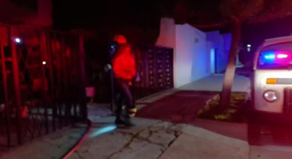 Bomberos municipales rescataron a una familia tras incendiarse su residencia en Jardines de la Asunción (video)