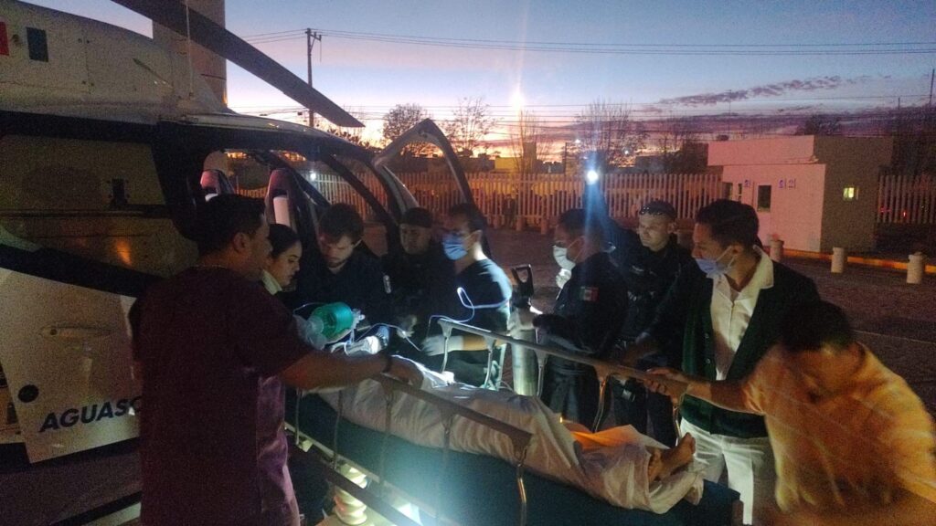 Dos jovencitas sufrieron una caída de una motocicleta en Cosío y una está grave