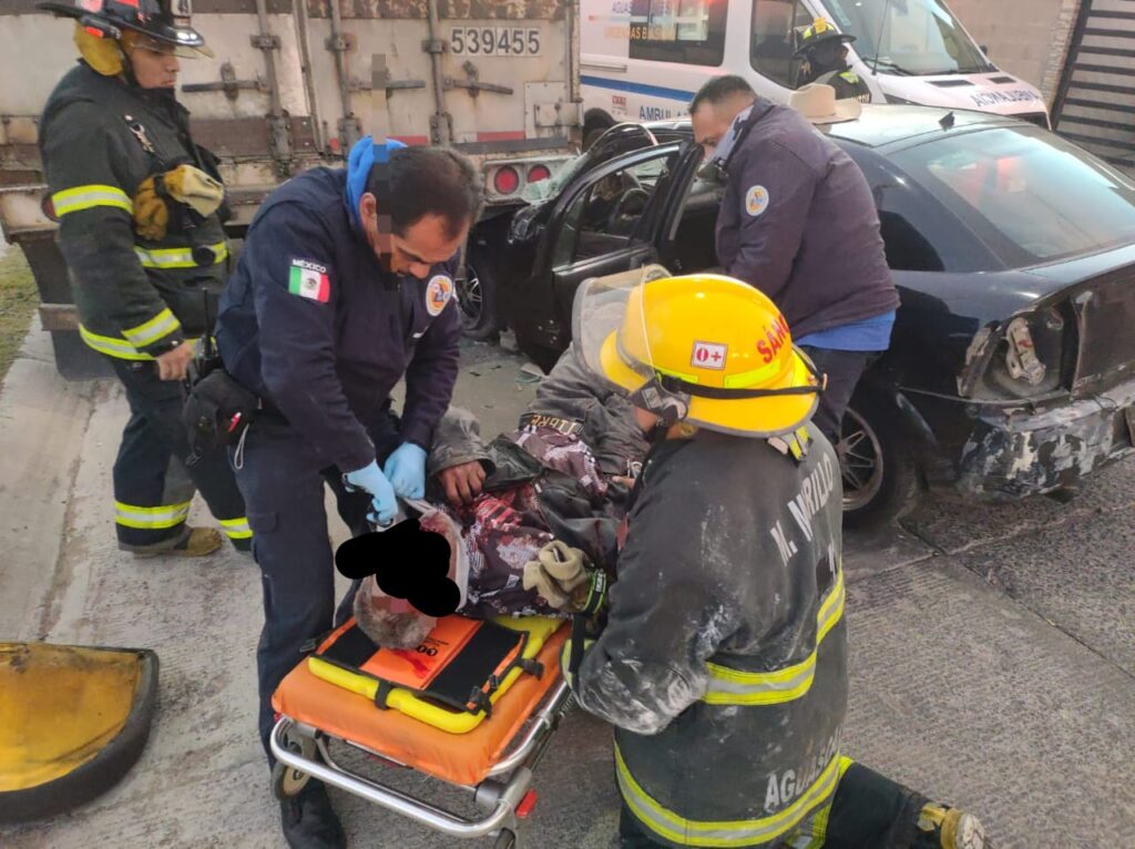Automovilista se salvó de morir tras estrellarse contra la caja de un tráiler en Villa Loma Dorada