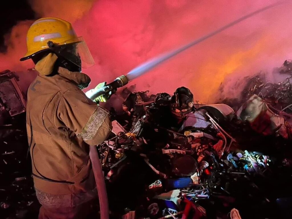 Bomberos sofocaron impresionante incendio en una chatarrera de Jesús María