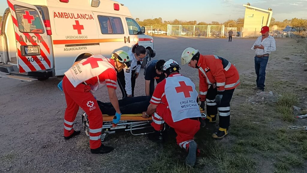 Trailero resultó lesionado tras volcarse frente a la Pensión Paraíso