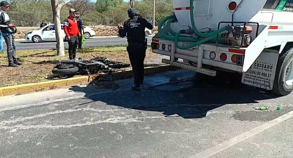 Joven motociclista casi pierde la vida al estrellarse contra pipa en avenida Aguascalientes