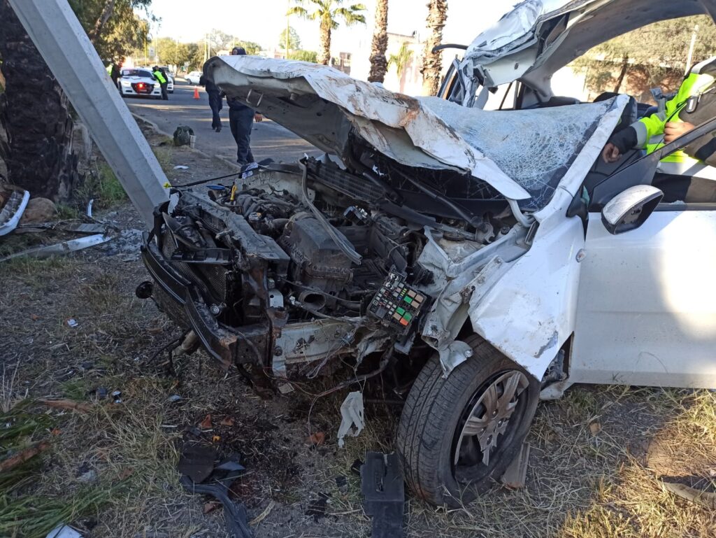 Aparatoso accidente sobre la carretera 70 Poniente deja una persona sin vida y un herido de gravedad