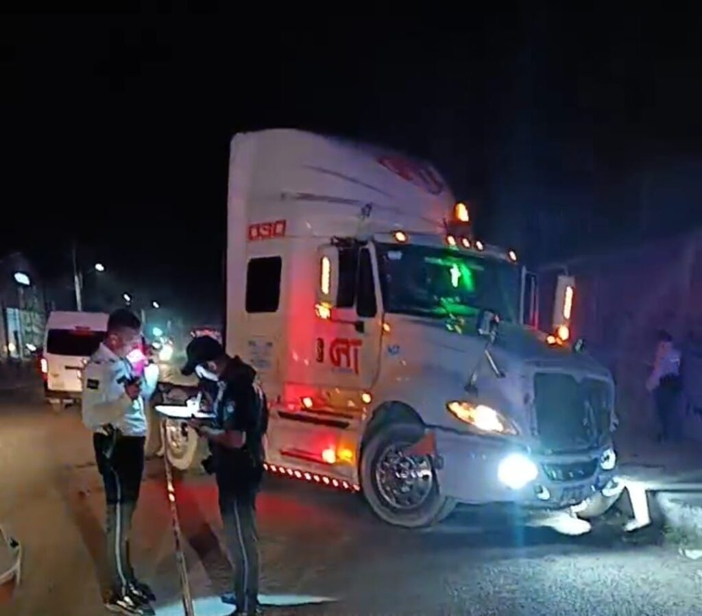 Chofer de un camión tipo rabón murió atropellado por un tráiler en Los Arellano