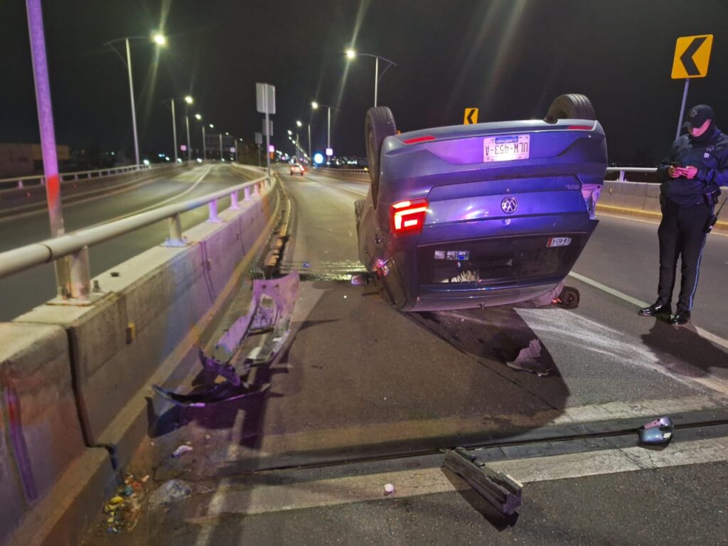 Joven automovilista en estado de ebriedad chocó y se volcó en el puente de Las Américas
