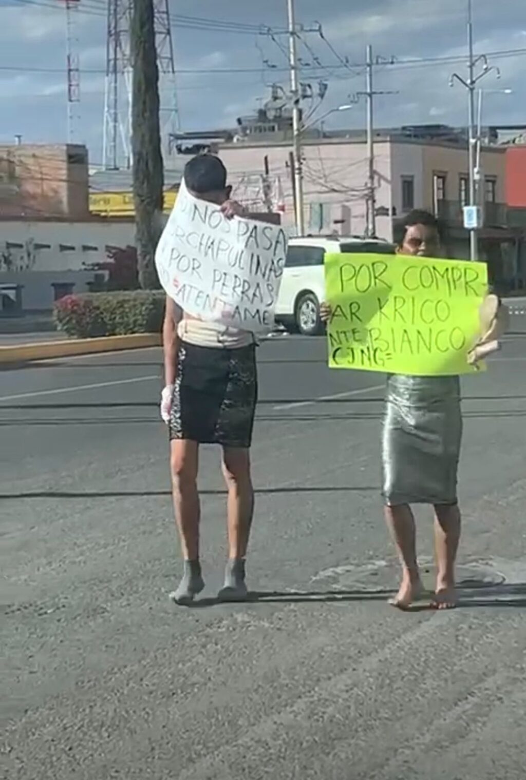 Vestidos de mujer y con narco-mensajes del CJNG exhibieron a dos hombres en San Francisco de los Romo