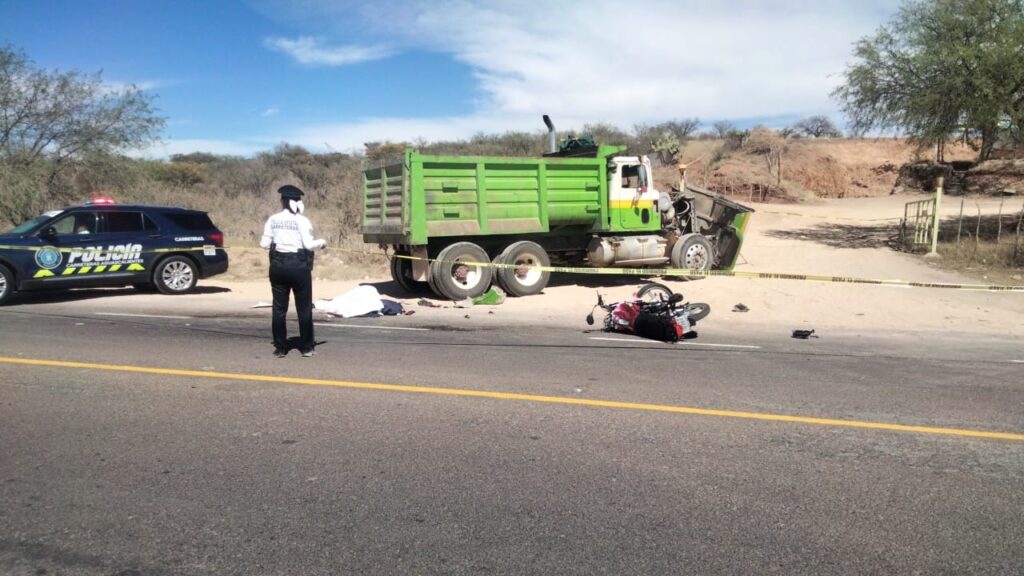 Motociclista murió tras estrellarse contra un camión de volteo en la carretera al relleno sanitario