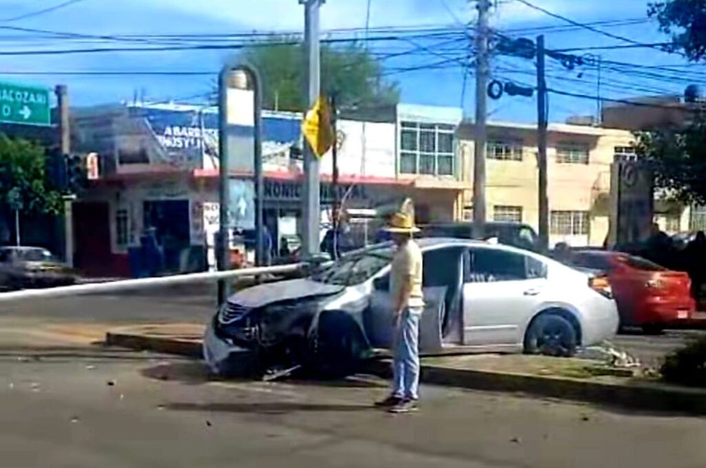 Automovilista se estrelló contra un poste en López Mateos y Cosío