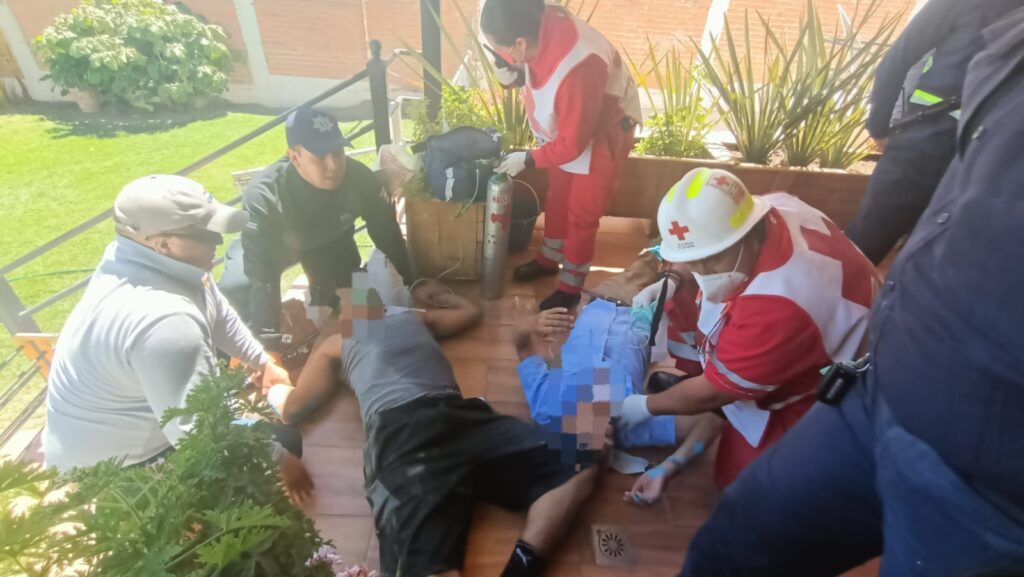 Policías municipales de Aguascalientes rescataron a dos hombres de un aljibe en Jardines del Lago