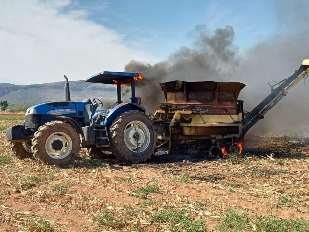 Se incendia tractor agrícola en Rincón de Romos