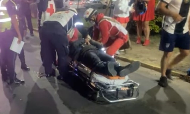 Motociclista embiste a adulto mayor en Quinta Avenida