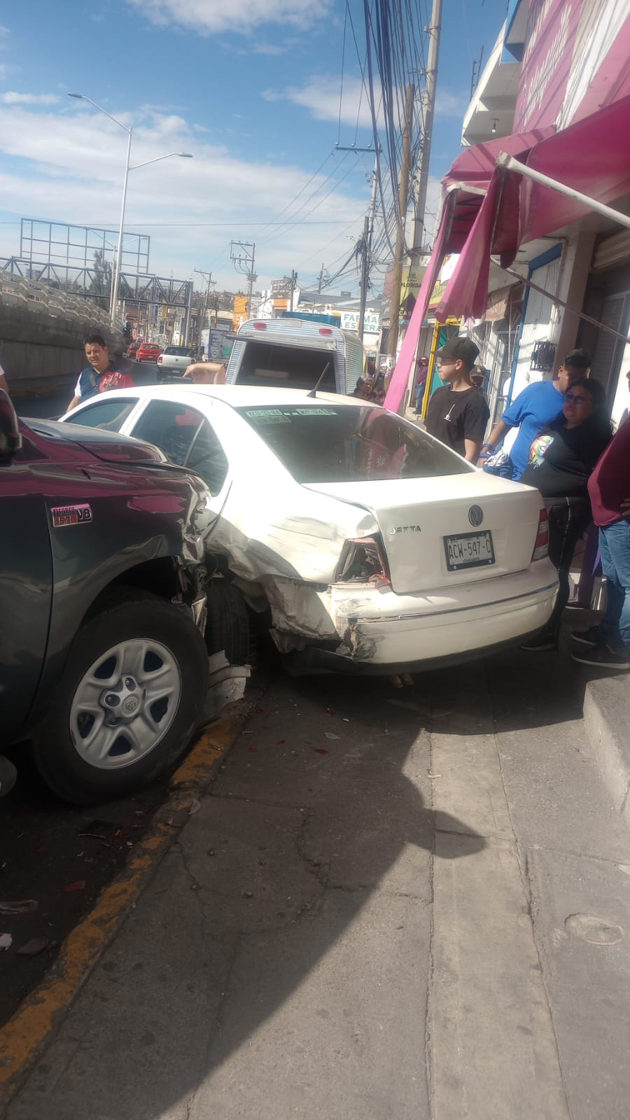 Camioneta pierde el control y se estrella contra automóvil en Solidaridad I