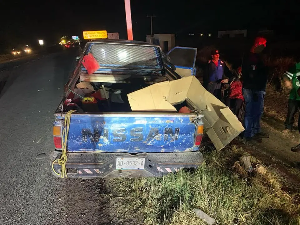 Camioneta se impacta contra objeto fijo en la 45 Norte