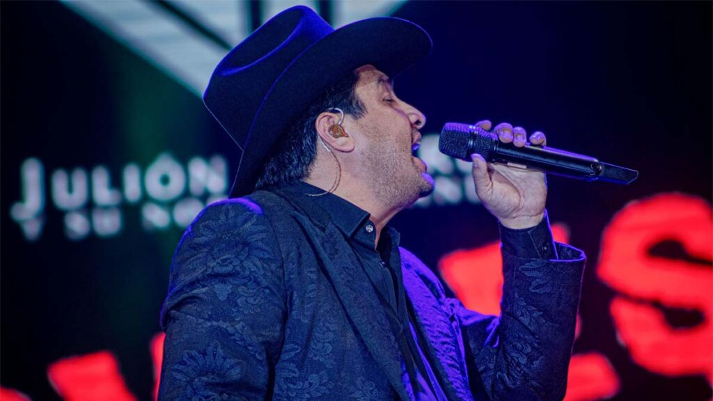 Julión Álvarez detiene concierto en Chihuahua para evitar ser multado