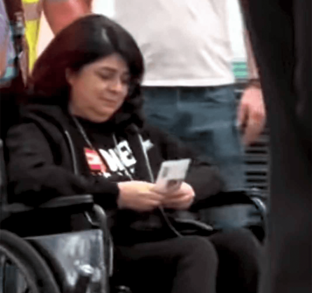 Victoria Ruffo es captada en silla de ruedas en el AICM