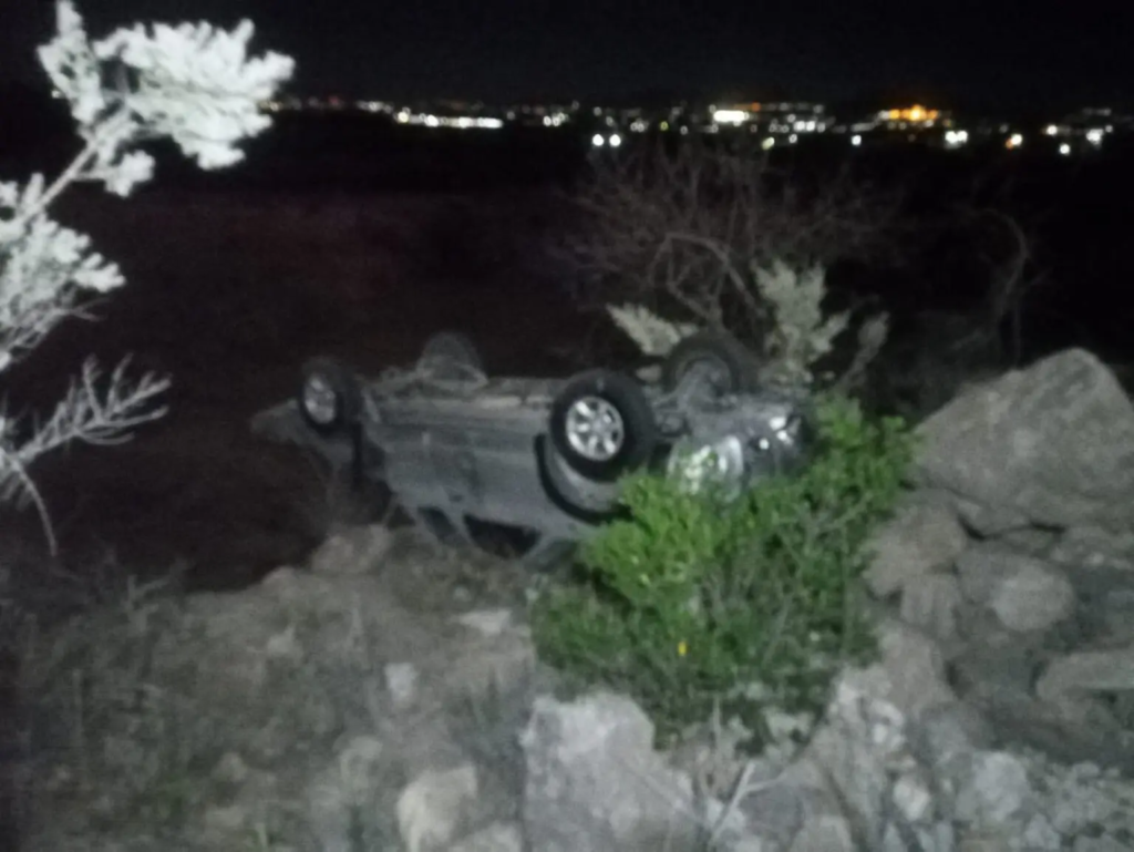Camioneta cae a barranco de 20 metros en Rincón de Romos