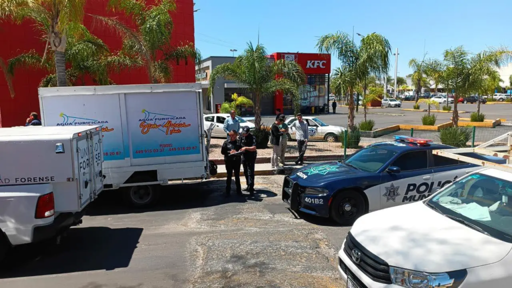 Trabajador de empresa repartidora de agua se desploma y muere frente a centro comercial