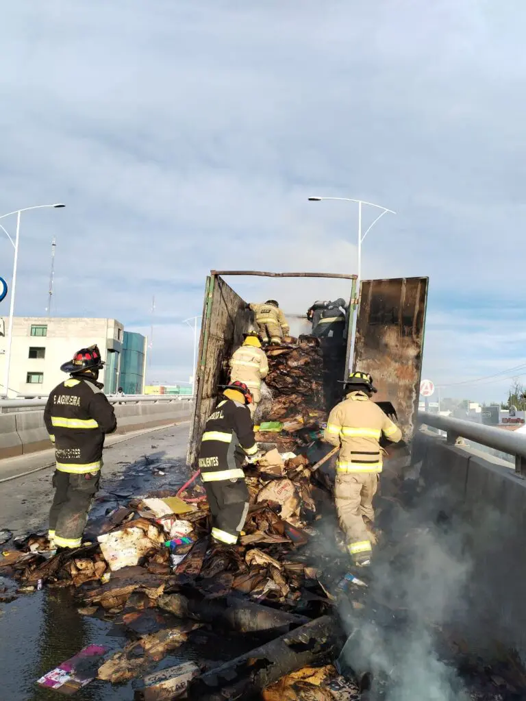 Se incendia remolque con cartón en distribuidor vial de Segundo Anillo