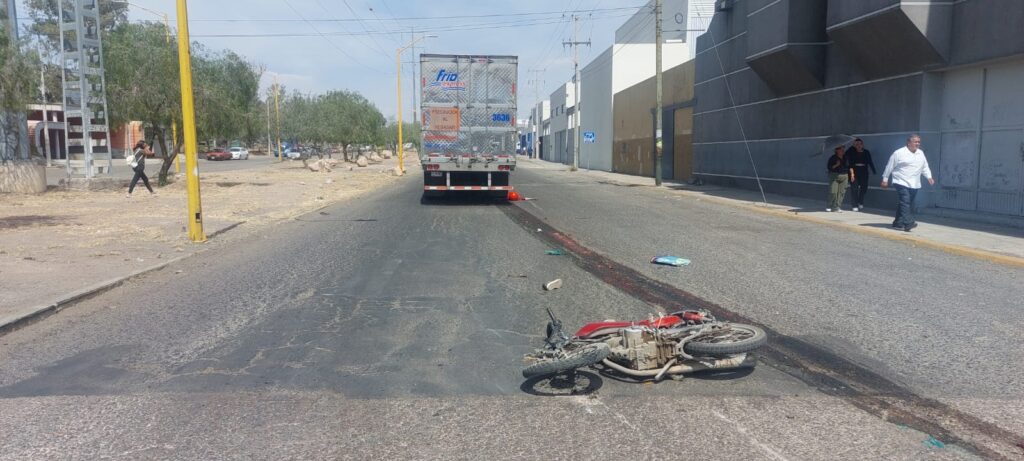 Motociclista murió partido en dos por un tráiler en Ciudad Industrial