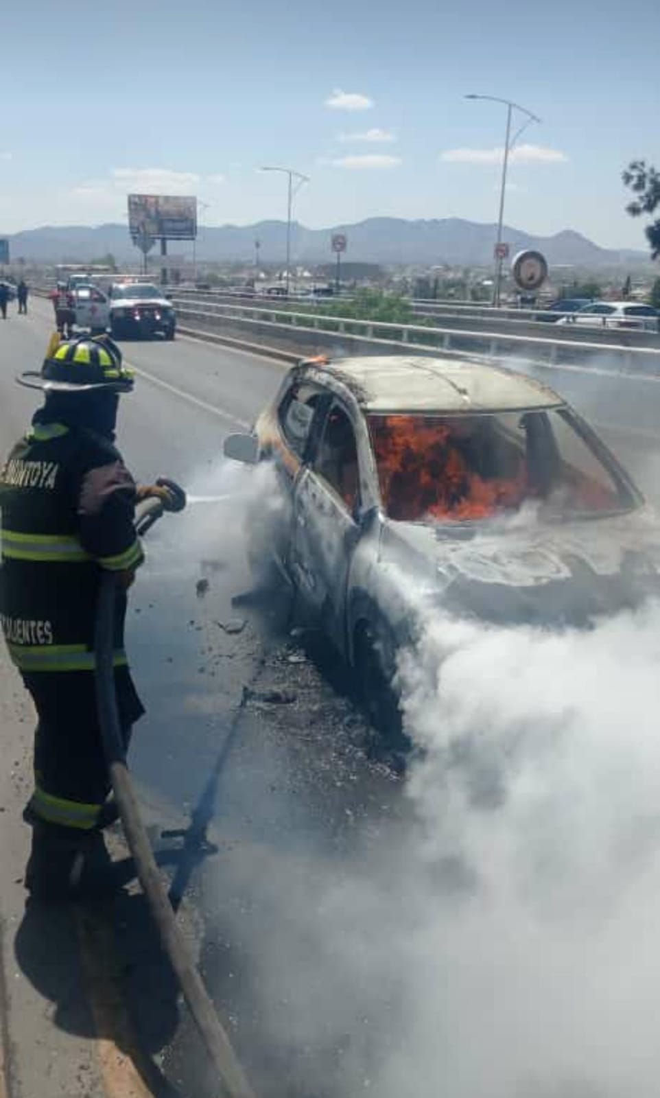 Automóvil se incendió y quemó por completo en el puente vehicular de la avenida Aguascalientes