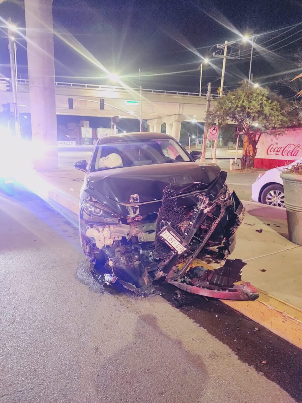 Conductor ebrio se estrella en Avenida Aguascalientes y Mariano Escobedo