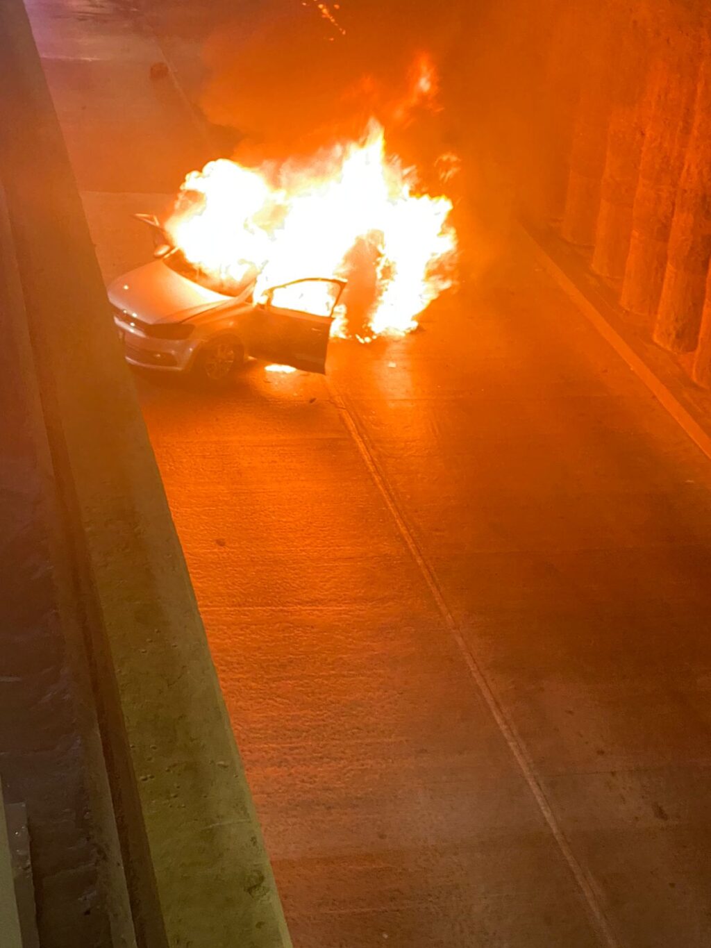 Mujer estrelló su auto en el puente de Curtidores y ardió en llamas