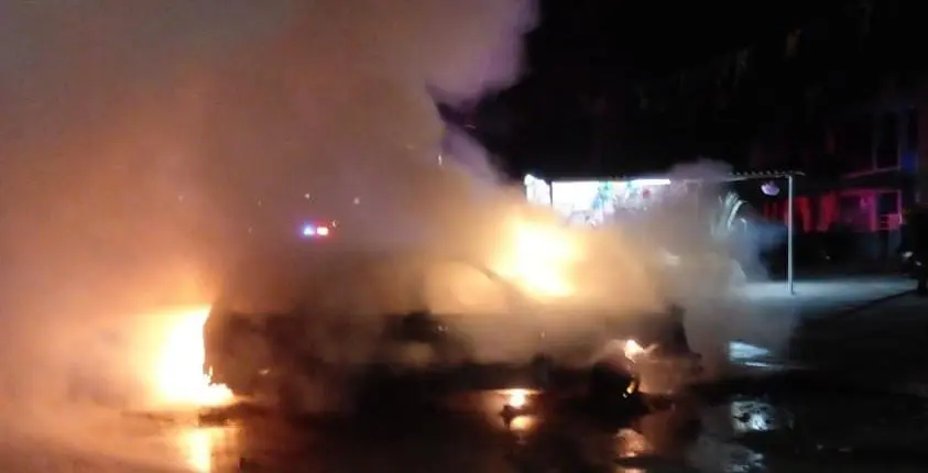 Presuntos sicarios incendian camioneta, puesto de comida y levantan a una persona en el IV Centenario