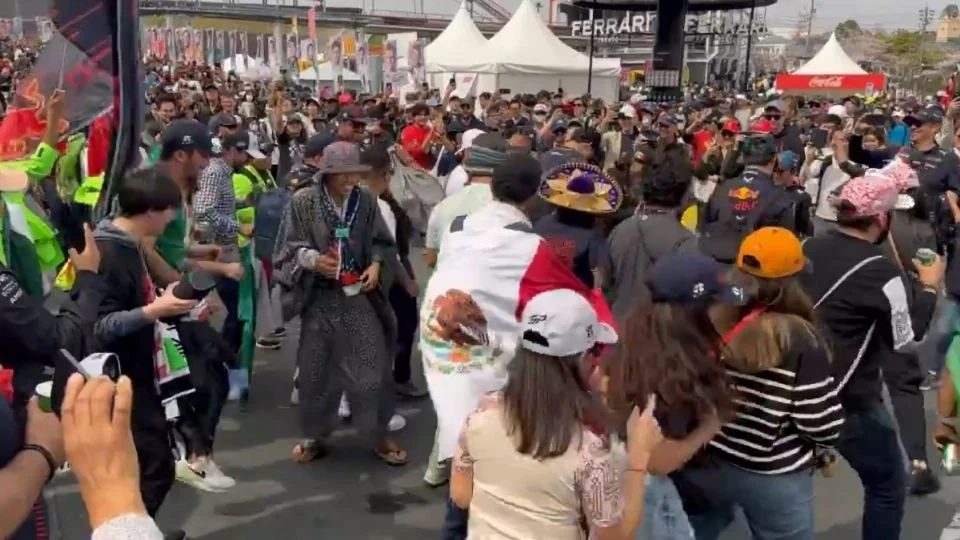 Mexicanos bailan «Payaso de Rodeo» en el GP de Japón