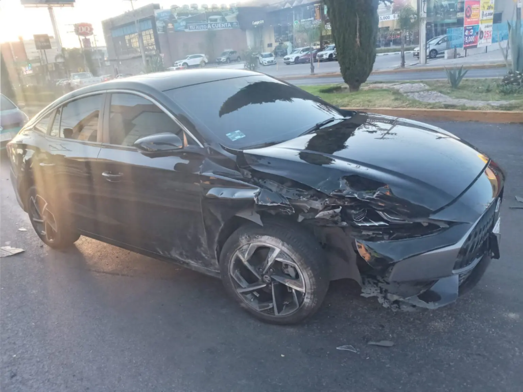 Impactan dos vehículos en el norte de la ciudad