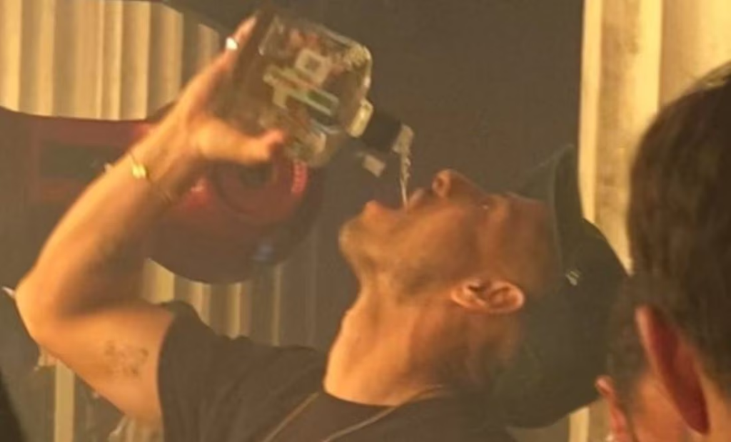 «Chicharito» se fue de fiesta tras anotar su primer gol con Chivas