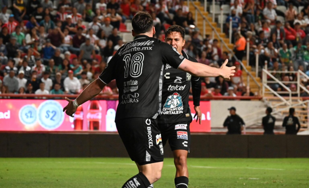 León derrota al Necaxa 2-1