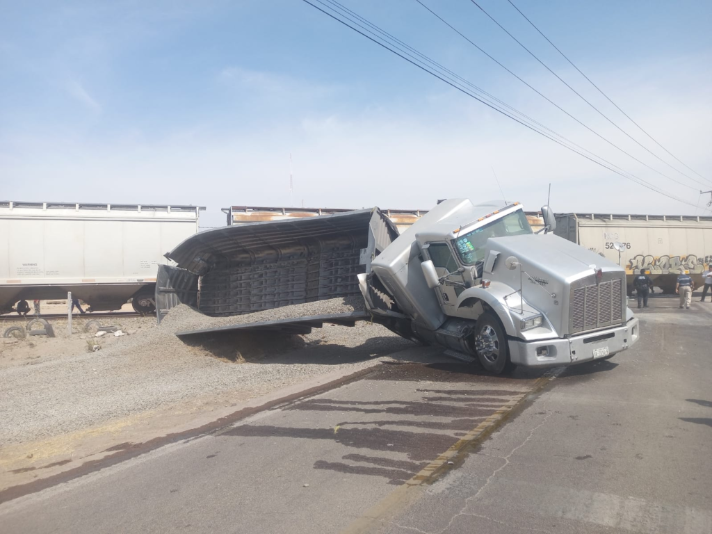 Tren embiste a tráiler en Asientos