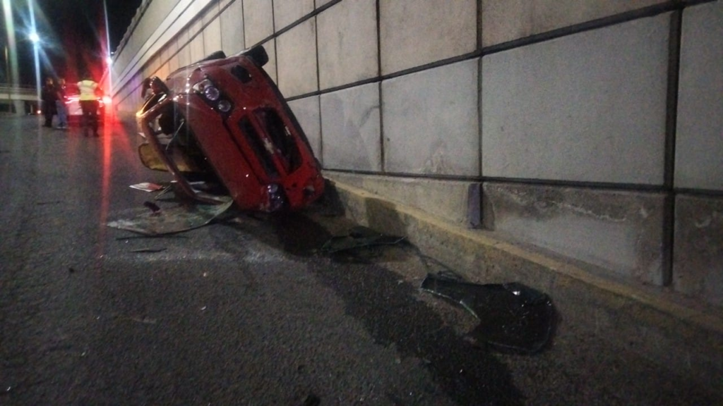 Aparatosa volcadura en paso a desnivel de Gabriela Mistral