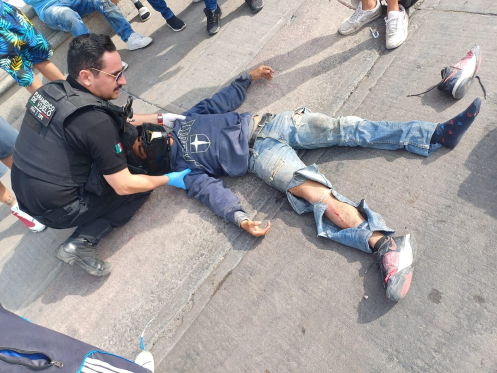 Impactan motociclistas contra un vehículo en Haciendas de Aguascalientes