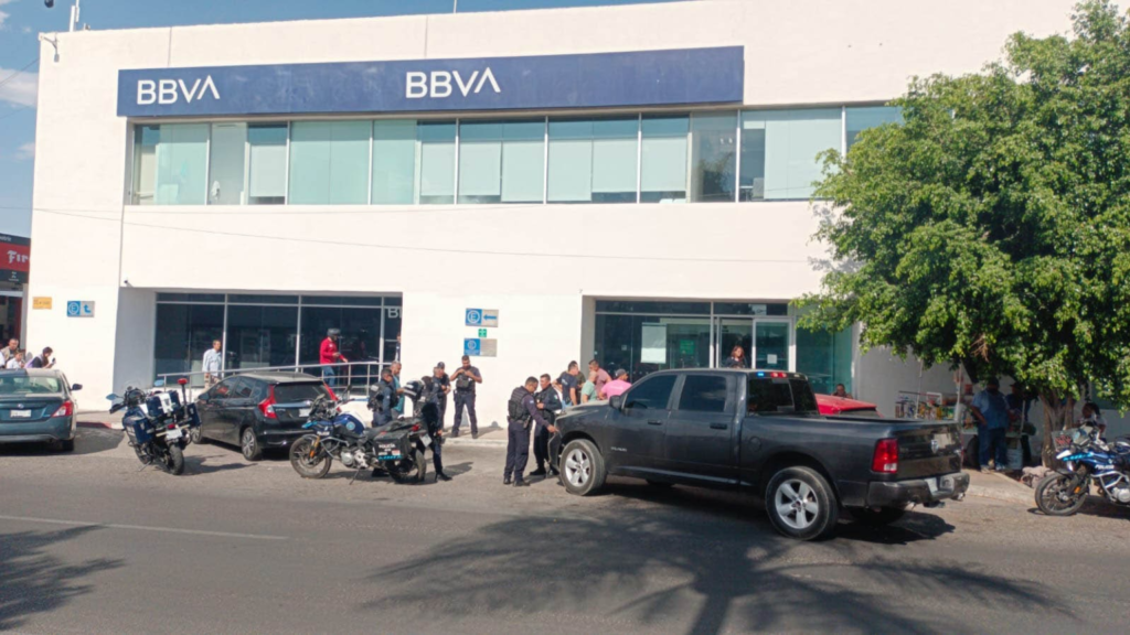 Roban medio millón de pesos a hombre afuera de un banco en Los Cedros